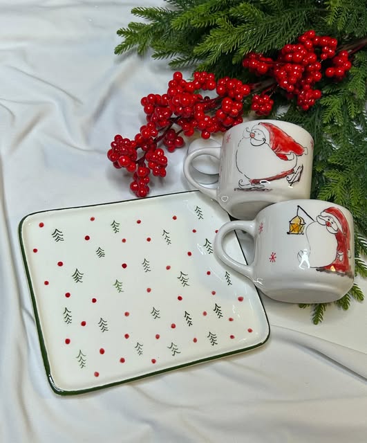 Elde boyanmış Noel Baba kupaları ve çam desenli tabak